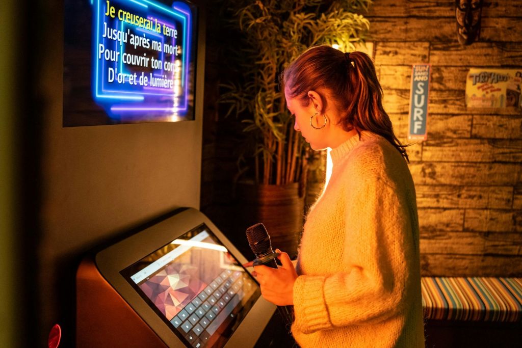 노래방 기계에서 노래를 고르는 사람