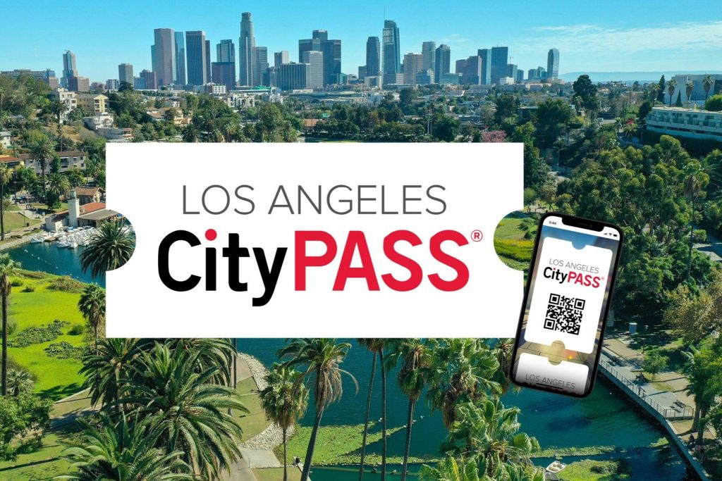 야자수와 공원이 있는 로스앤젤레스 스카이라인에 "로스앤젤레스 시티패스 (Los Angeles CityPASS)" 텍스트와 스마트폰의 시티패스 이미지가 겹쳐져 있습니다.