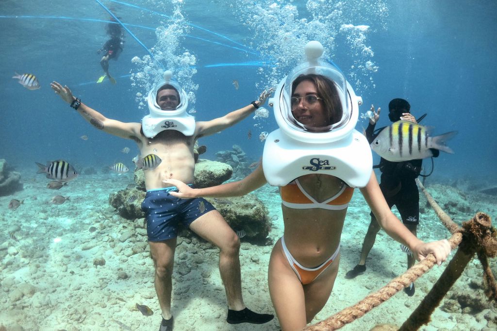 코수멜에서 즐기는 수중 헬멧 산책