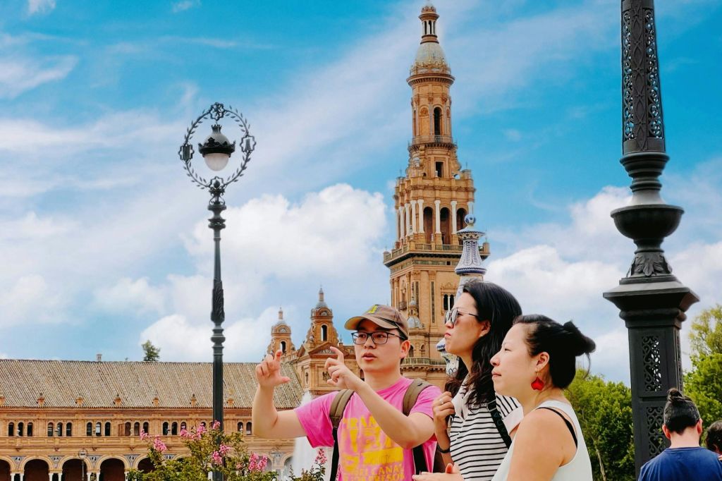 가이드가 일행에게 스페인 광장에 대해 설명합니다