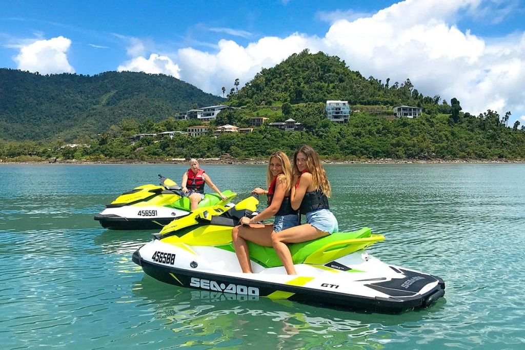 태국의 숨겨진 아름다움을 탐험하며 푸켓에서 제트 스키를 타고 잊을 수 없는 모험을 즐겨보세요.