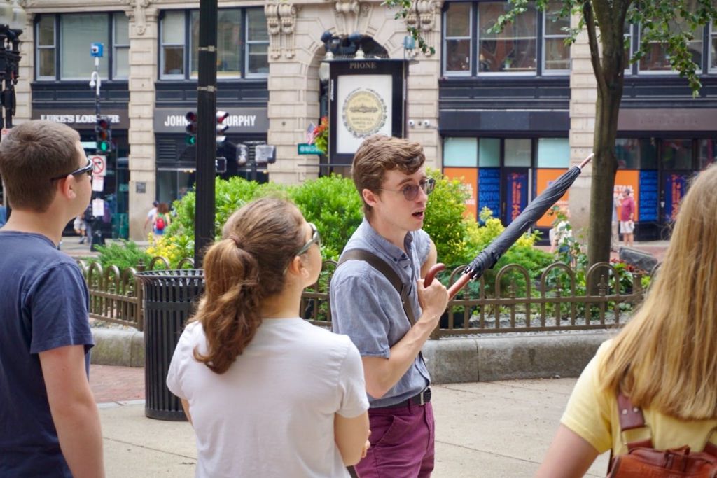 소규모 그룹으로 진행되는 프리덤 트레일을 즐기세요. 게스트는 16명 이상입니다!