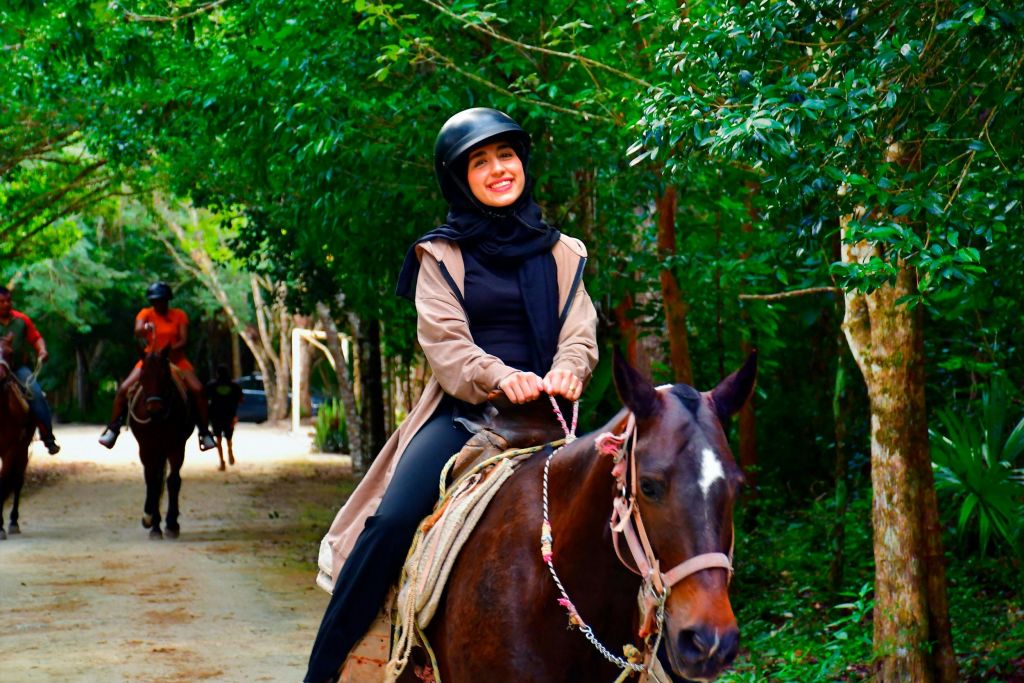 정글에서 승마하는 아가씨