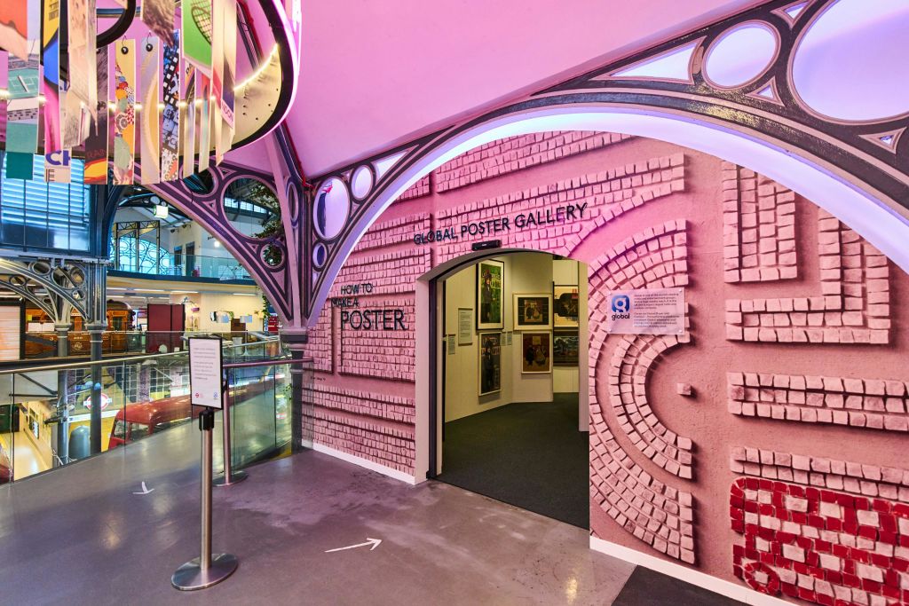런던 교통 박물관의 글로벌 포스터 갤러리 입구.