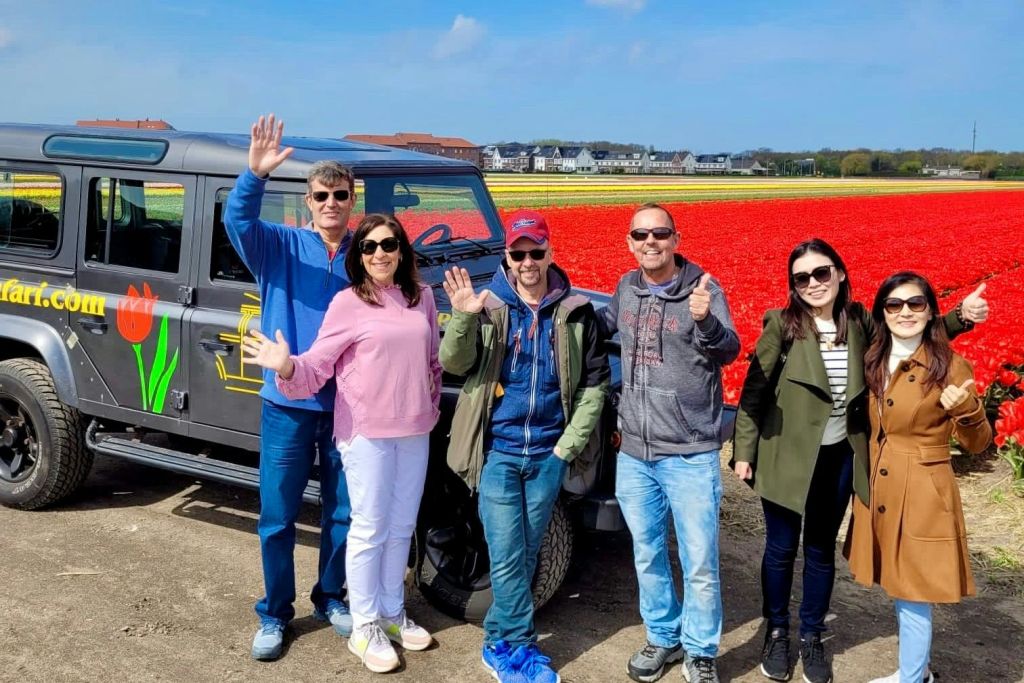 튤립밭 근처의 아름다운 그룹