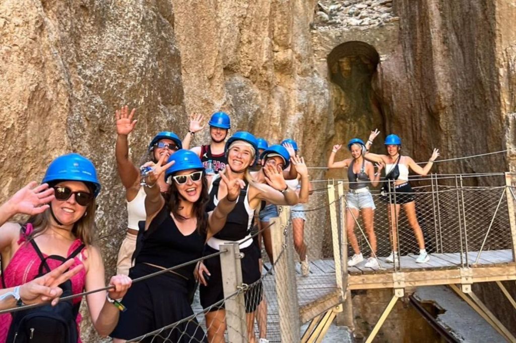 카미니토 델 레이 (Caminito del Rey) 의 다리 위에 있는 우리 그룹.