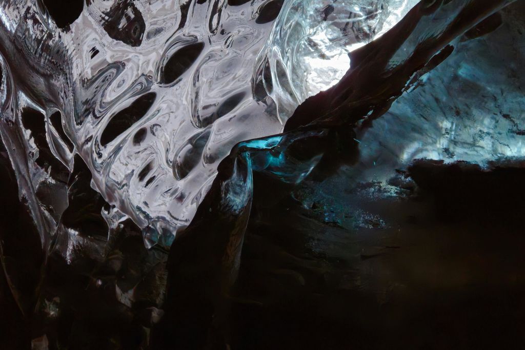 미끄러운 얼음이 비현실적으로 보입니다.