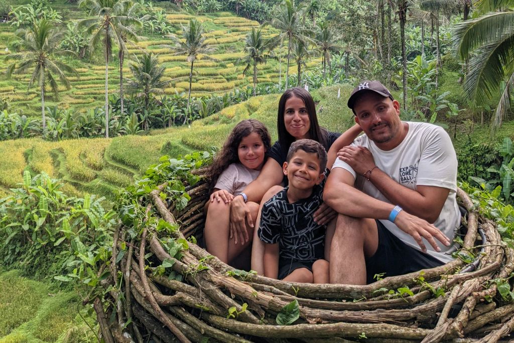 새 둥지에 앉아 있는 가족