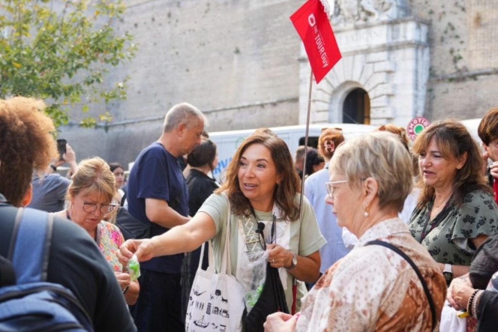 현장 지원을 통해 입장권을 전달하고 가장 빠르게 입장할 수 있는 방법을 설명해 드립니다.