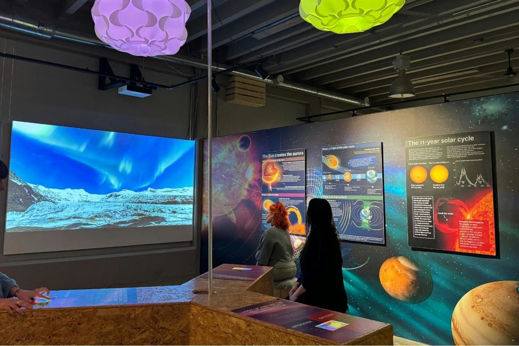 북극광의 매혹적인 과학에 대해 알아보세요