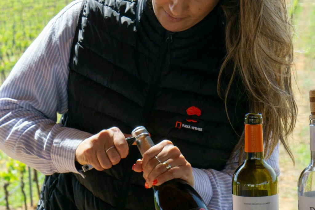 포도에서 유리잔에 이르기까지 와인 시음 과정에 대해 알아보세요.