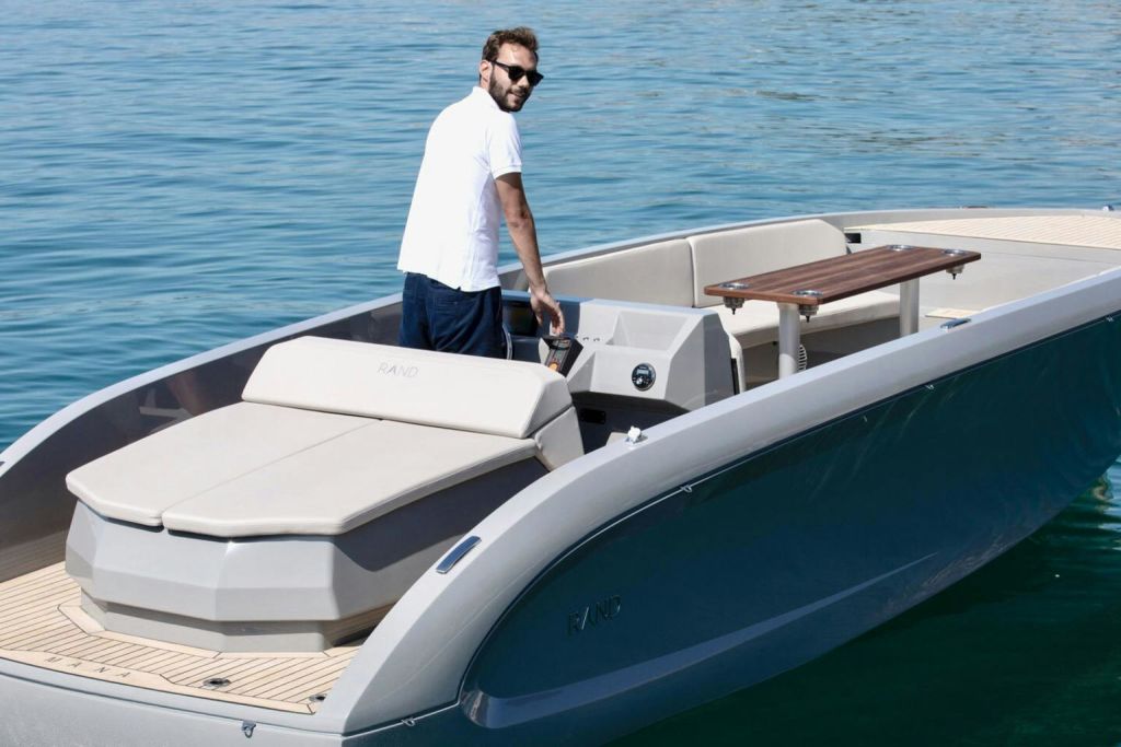 고보트 크루즈를 타고 즐기는 선장 항해