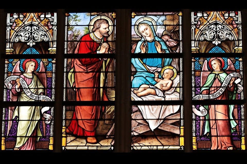 미술관 소장품 중 하나인 스테인드글라스 창문 조각