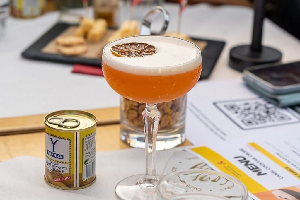 네덜란드 간식과 올리브를 곁들인 크루즈에서 제공되는 칵테일 중 하나