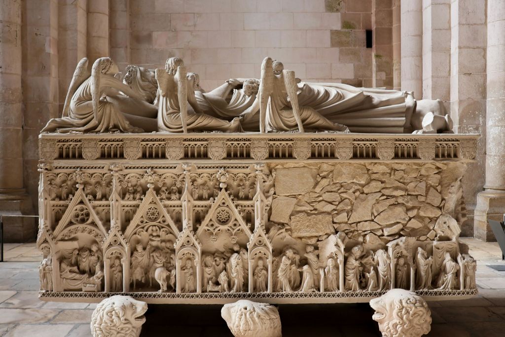 역사적인 건물에 전시된 세밀한 조각과 안락한 형상이 돋보이는 화려한 석조 석관.