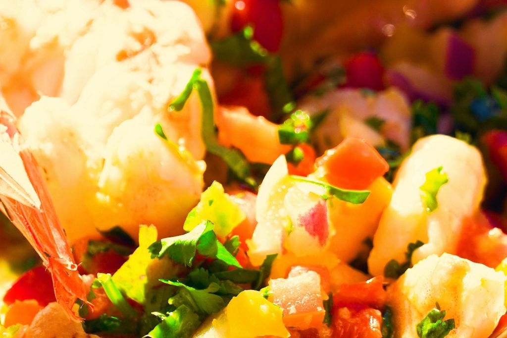 수상 경력에 빛나는 수변 수산 시장에서 생산되는 페루 스타일의 새우 세비체