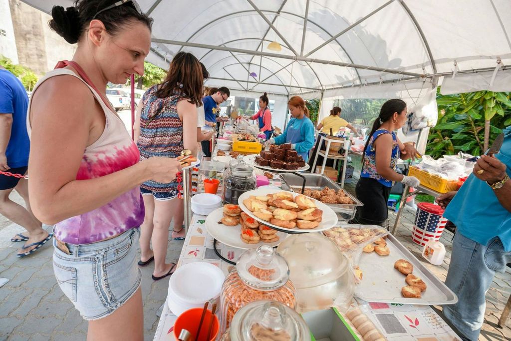 나만을 위해 엄선된 다양한 음료, 디저트, 제철 태국 과일을 즐겨보세요.