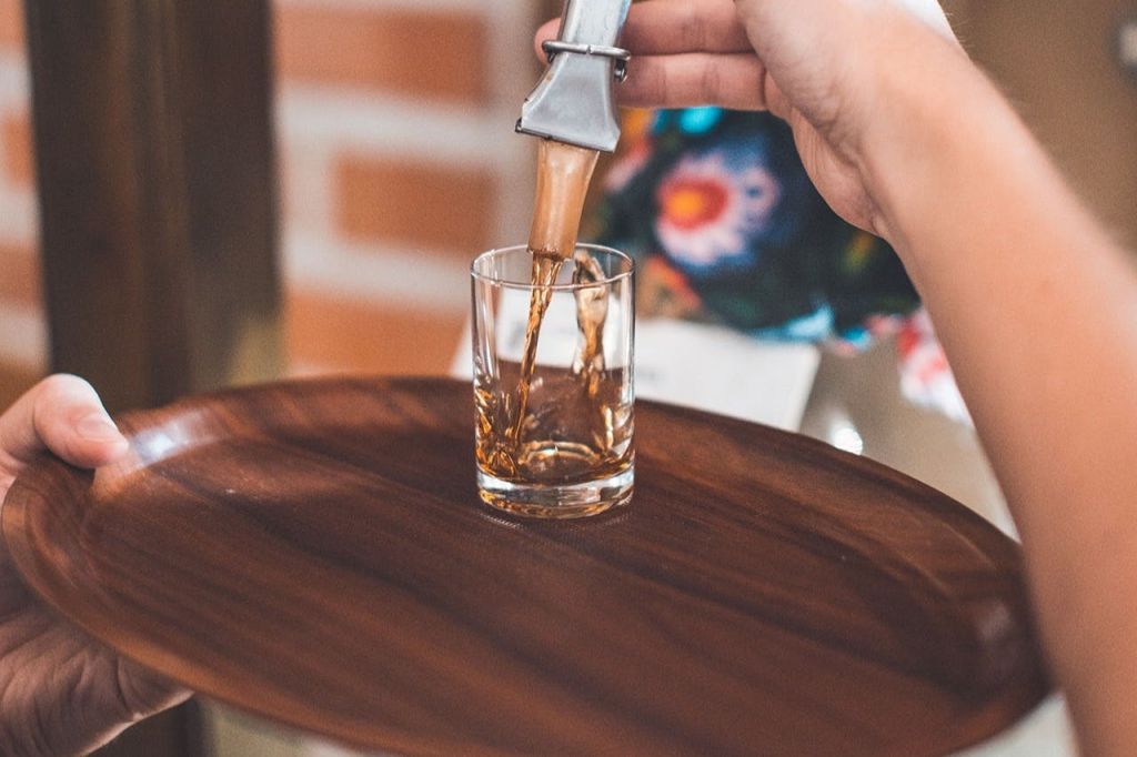 병에서 맛이 나는 보드카를 붓습니다.