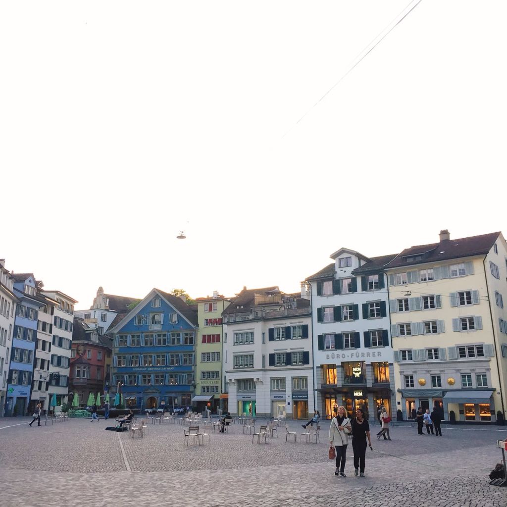 많은 명사들의 흔적들이 남아있는 니더도르프 거리에 위치