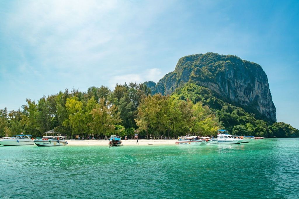 하얀 모래와 수정처럼 맑은 바다가 있는 포다 섬.