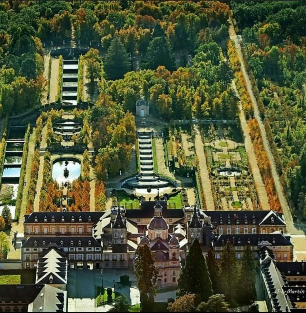 가을 풍경에 대칭적인 정원, 분수, 가로수길이 있는 넓은 궁전의 공중 전망.