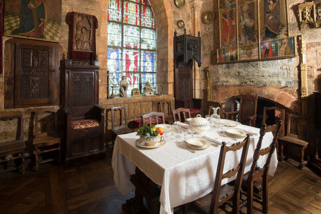 Château de Castelnau-Bretenoux, table dressée dans l 'oratoire avec le linge de maison et la vaisselle de Jean Mouliérat