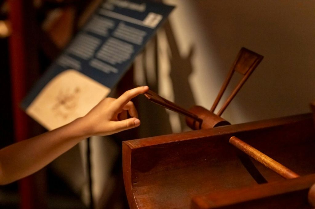 기계 발명품과 상호 작용하는 아이의 손