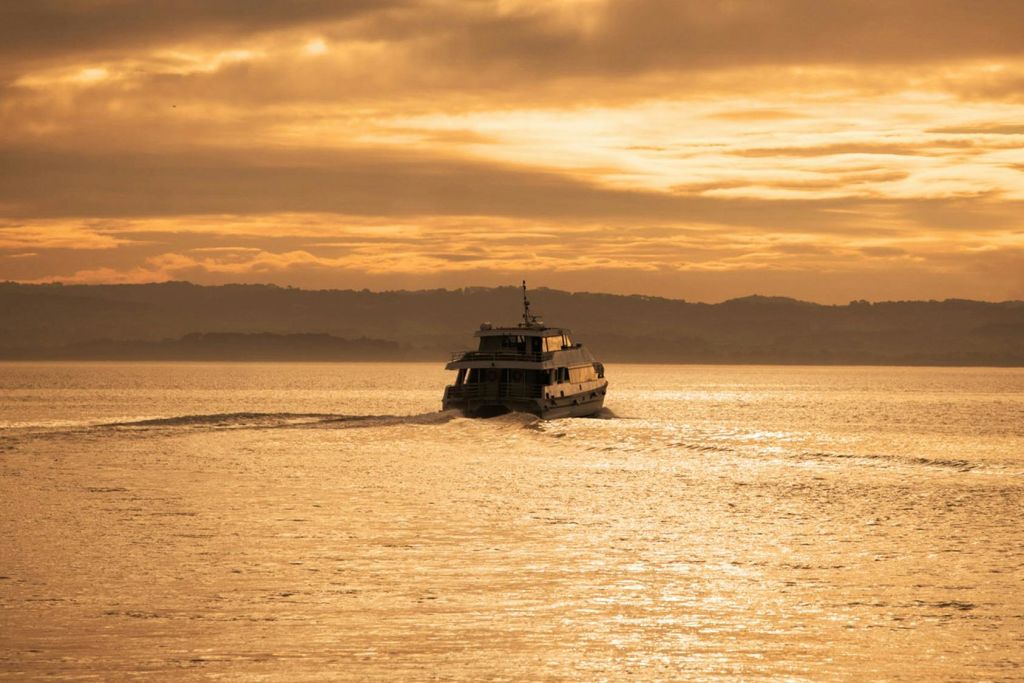 만 상공에서 즐기는 일몰과 보트 투어
