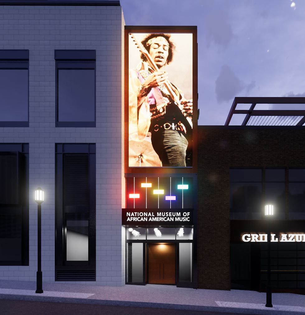 국립 아프리카계 미국인 음악 박물관의 외관에는 입구 위에 기타를 연주하는 뮤지션의 커다란 이미지가 있습니다.