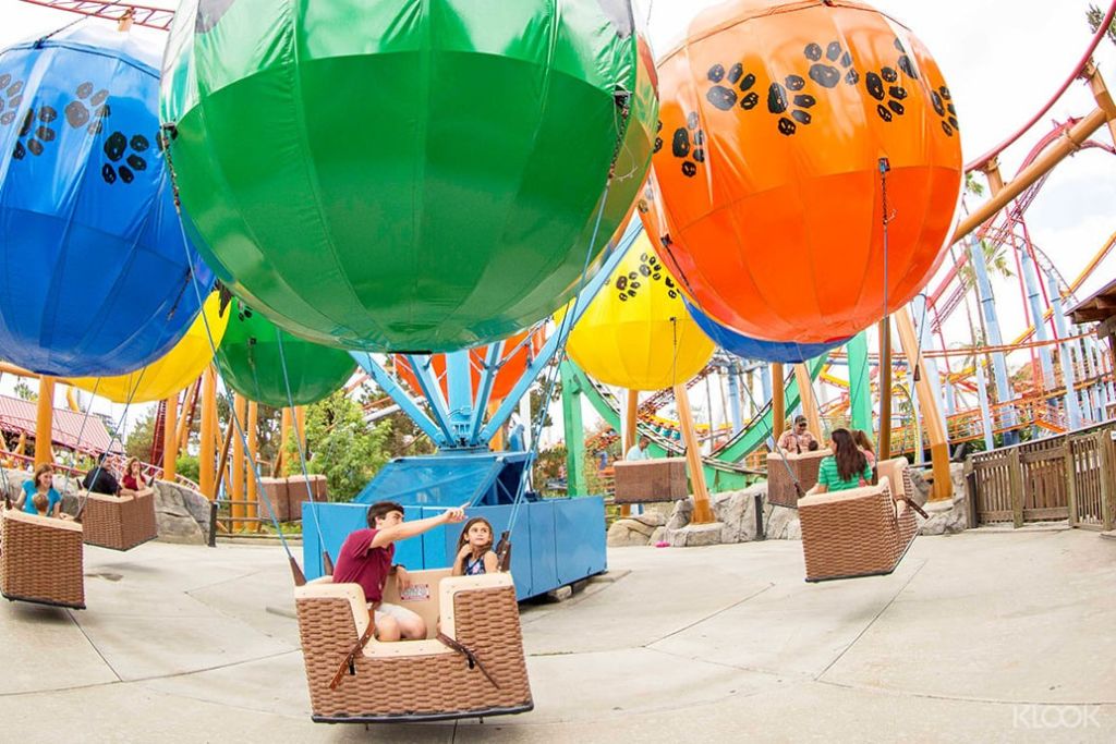 위로, 위로, 그리고 멀리! Camp Snoopy®의 하이 시에라 산맥 위로 당신만의 미니어처 열기구 버전을 타고 높이 날아보세요.