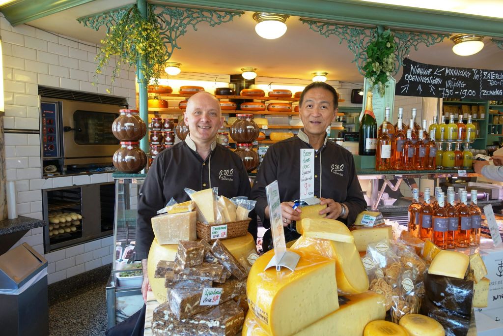 현지 상인의 고급 치즈를 즐겨보세요.