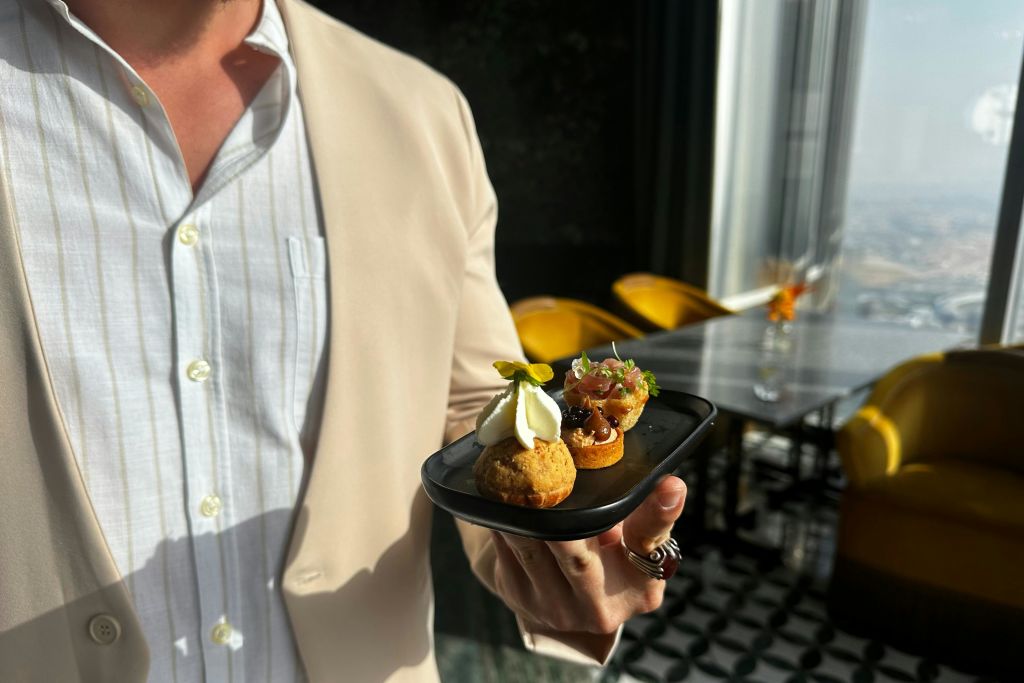 지구상에서 가장 높은 건물인 부르즈 할리파 (Burj Khalifa) 122층의 카나페 - 공급업체는 TOU에 포함된 전용 액세스를 제공합니다.