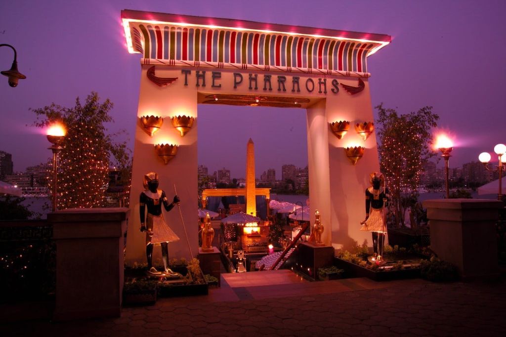 고대 이집트의 테마가 있는 테마파크나 어트랙션에 입장할 수 있으며, 해질 무렵에는 조명이 켜진 표지판, 동상, 장식이 있습니다.