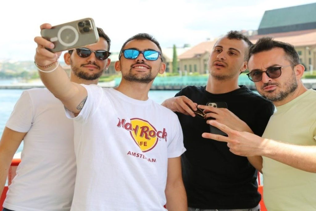 사랑스러운 고객들이 투어를 즐깁니다.