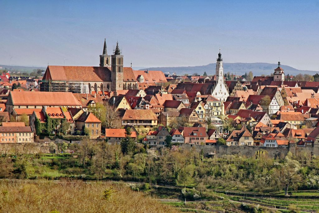 Rothenburg o.d. Tauber- Altstadt Panorama Sommer Weinberg Ha è user Tu è rme Skyline Stadtmauer © Rothenburg Tourismus Service, WP