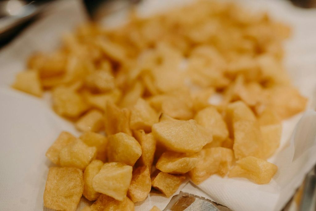 종이 타월에 황금 감자 튀김 조각.