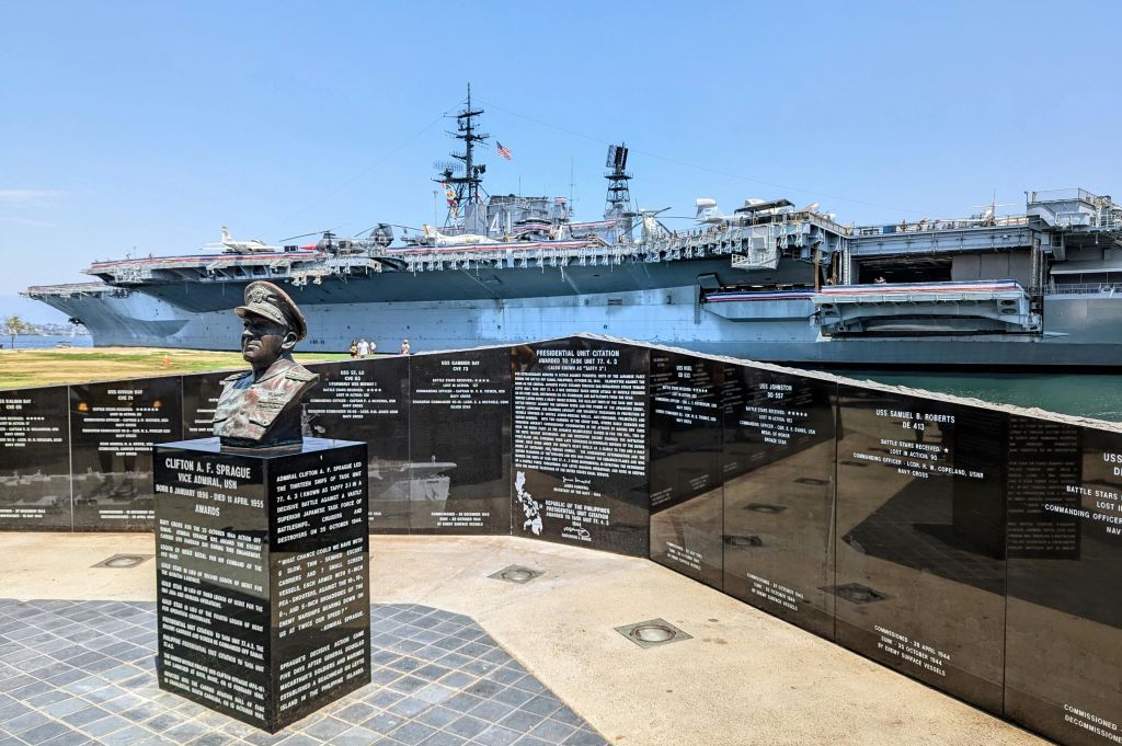 수상 도시 USS 미드웨이의 전망