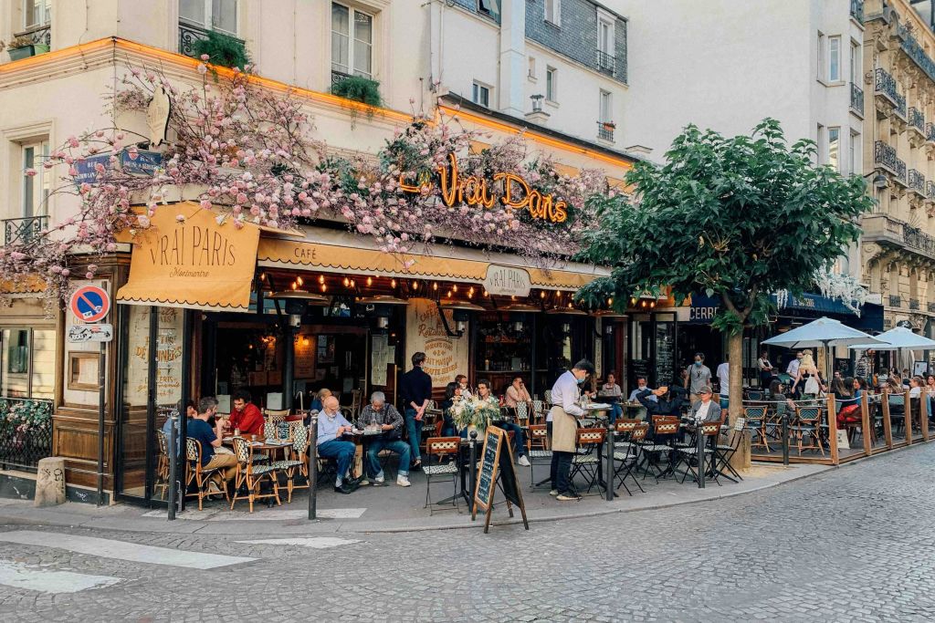 생제르맹 데 프레 (Saint Germain des Près) 지역을 둘러보세요.
