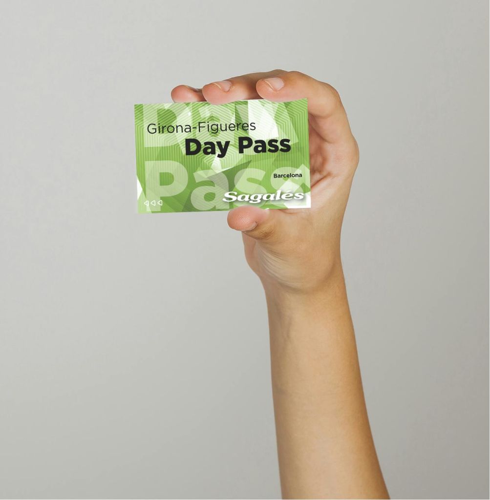 평범한 배경에 "히로나 - 피게레스 데이 패스, 사갈레스, 바르셀로나" 라고 적힌 그린 데이 패스 티켓을 들고 있는 손.