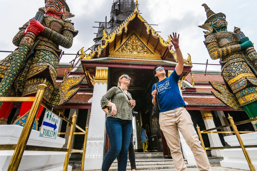 왓 아룬의 두 거인