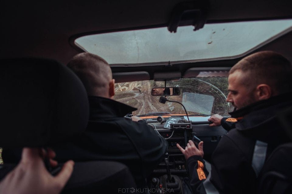 오프로드 차량에 탄 두 남자.