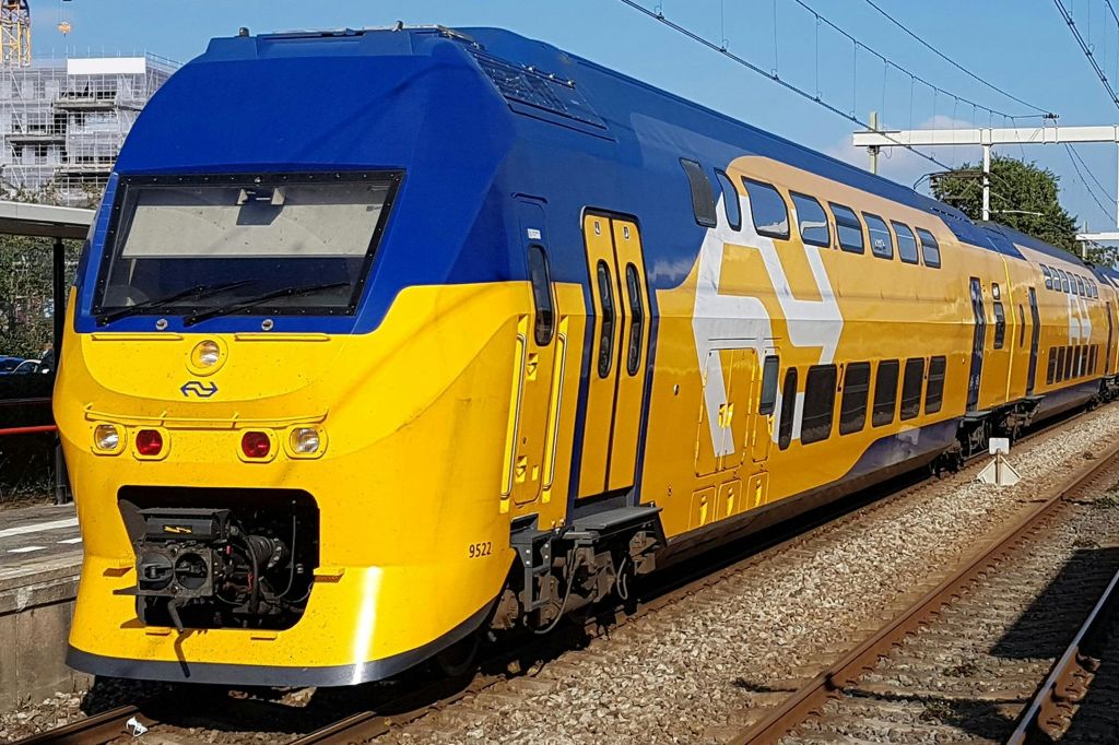 "NS train" 텍스트는 이미 영어로 되어 있습니다.