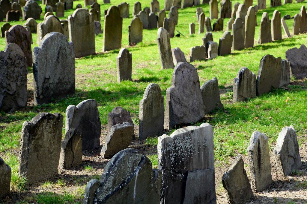 새뮤얼 애덤스, 크리스퍼스 애턱스, 폴 리비어, 존 핸콕과 같은 혁명적 보스턴 시민들을 위한 마지막 휴식처 방문하기