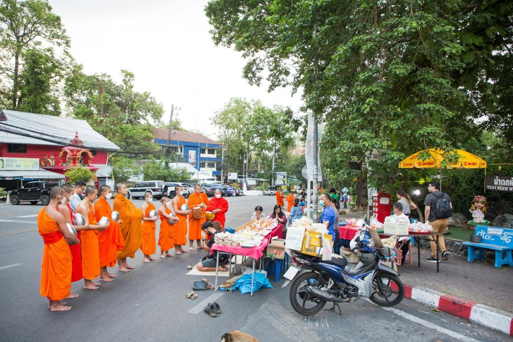 크루바 스리비차이 기념비 (승려들과 함께 공덕 쌓기)