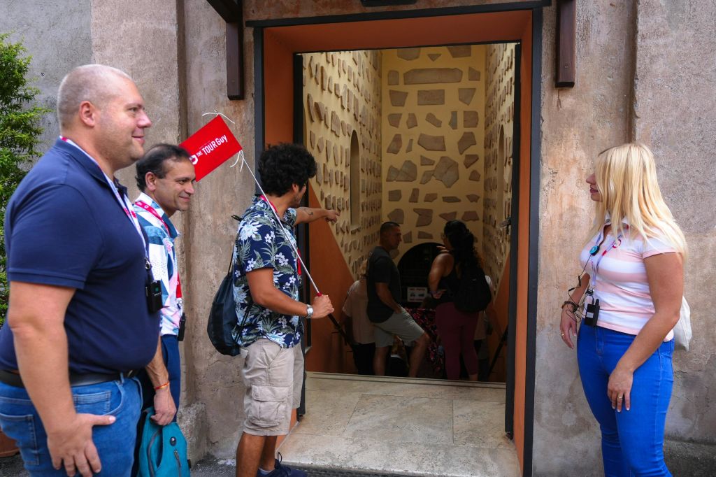 영원한 도시의 표면 아래에 무엇이 있는지 밝혀내는 수천 년의 역사를 발견하십시오.