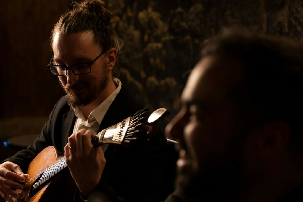 즐겁게 연주하는 기타 연주자