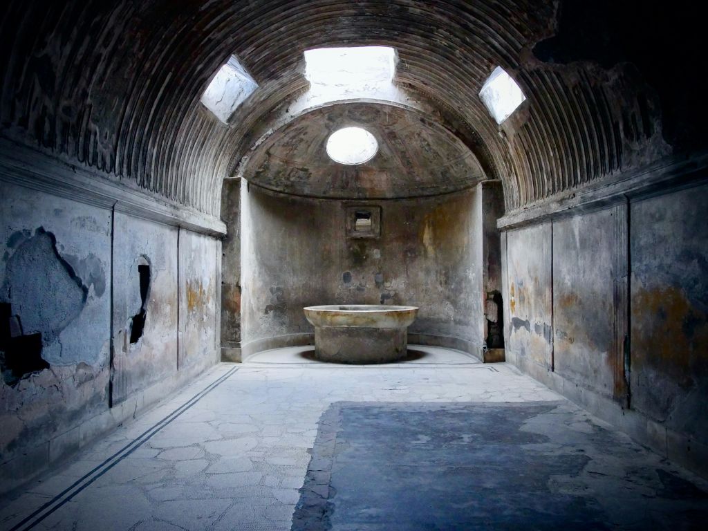 돔형, 리브드 천장, 채광창, 작은 창문, 중앙에 원형 석조 분지가 있는 고대 석실.
