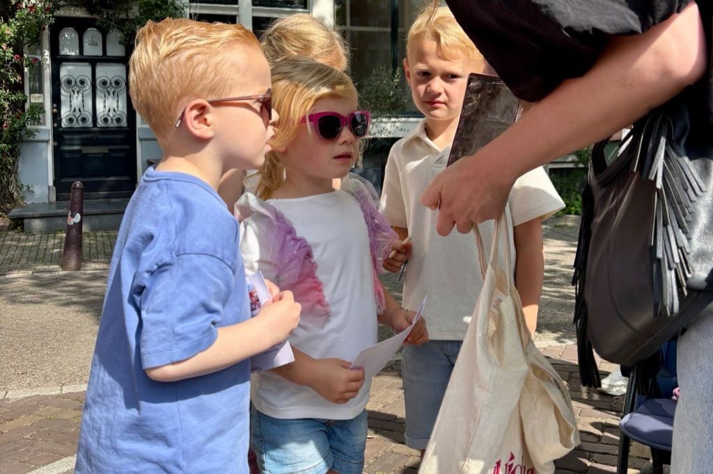 도시에 대해 배우는 아이들.