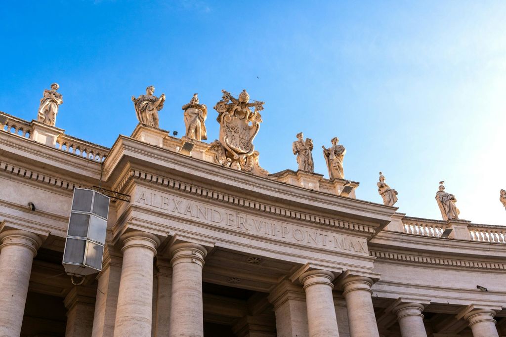 성 베드로 광장과 위풍당당한 콜로네이드의 장단점을 배워보세요.