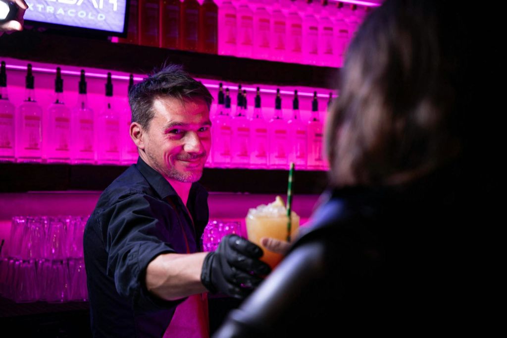 여기 프랑스 남자가 마신 음료가 있습니다.